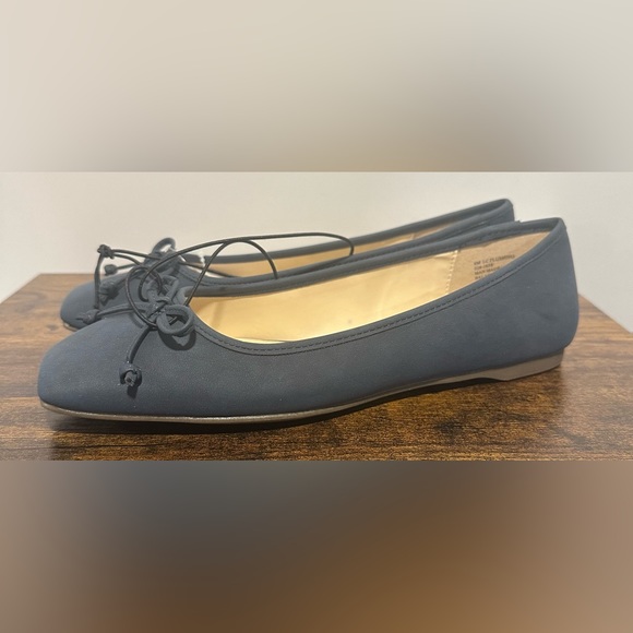 Liz Claiborne Women’s Flushing Navy Flats NWT Various Sizes - Picture 1 of 9
